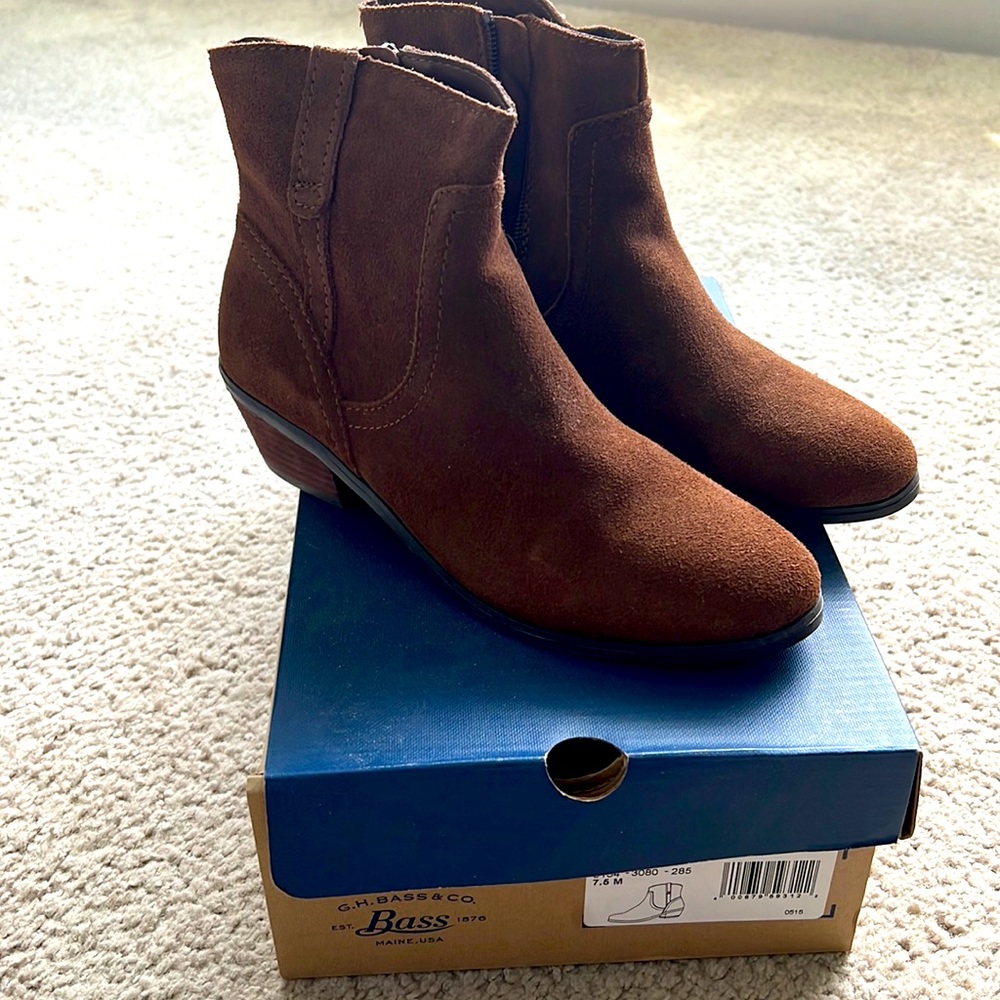 Bass Women’s ankle bootie 7.5 Brown suede